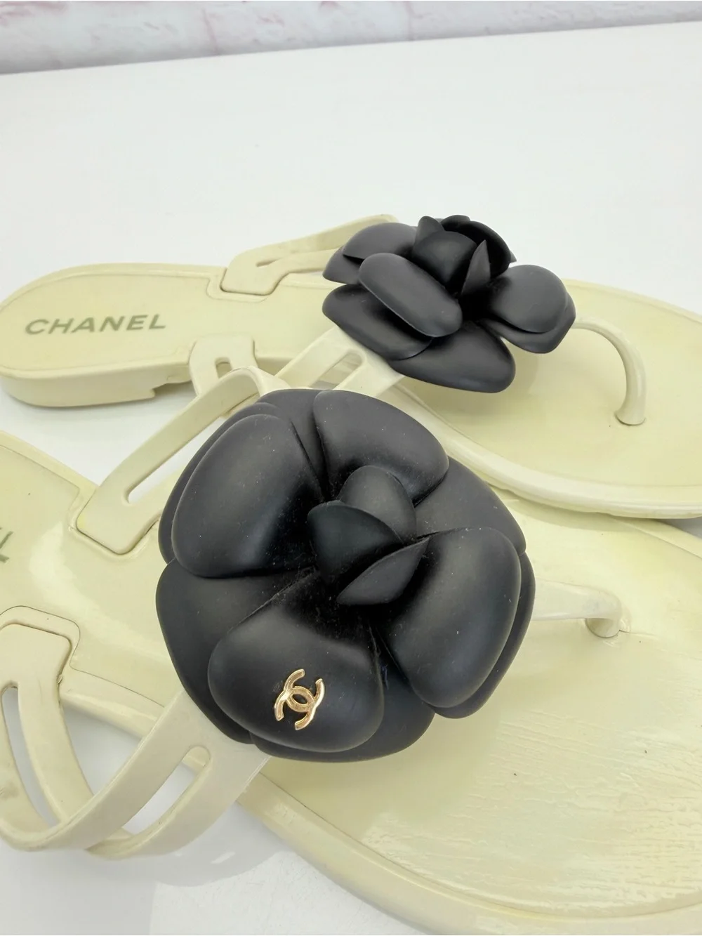 Chanel White/Black Camellia Flower Thong Sandals Size 8.5/39